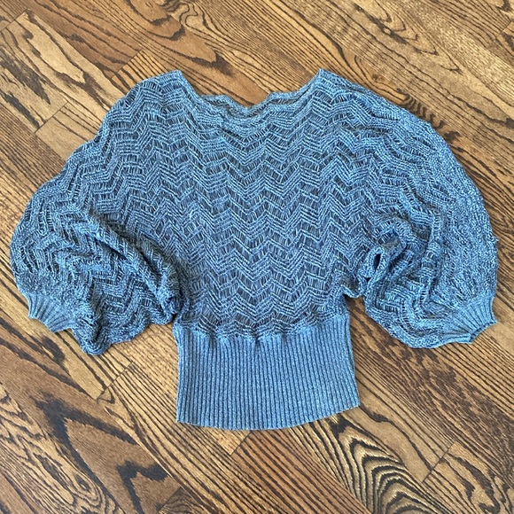 Beautiful mesh knit top with wing sleeves - Picture 3 of 7